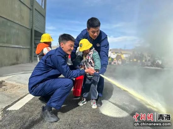 图为现场教学灭火技能。兴海县委宣传部供图 图为现场教学灭火技能。兴海县委宣传部供图