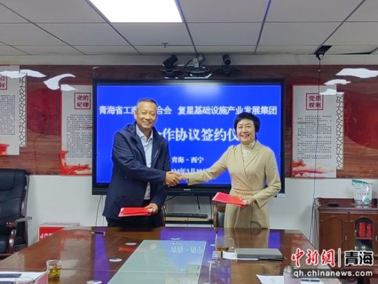  图为签订战略合作协议现场。谢玲玲