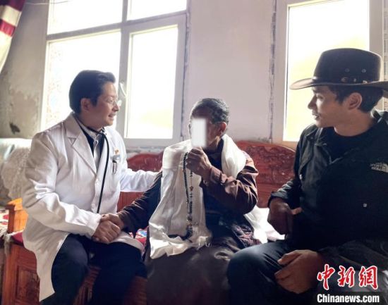图为上海援青医疗人才朱鑫璞(左)在牧区走访。受访者供图 图为上海援青医疗人才朱鑫璞(左)在牧区走访。受访者供图