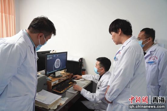 图为医生讨论患者病情。西宁市第一人民医院供图