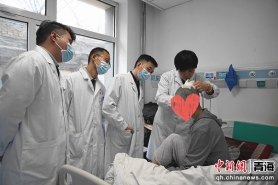 图为医生观察患者术后恢复情况。西宁市第一人民医院供图