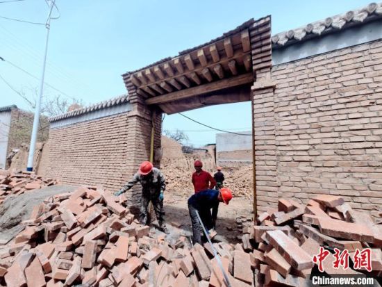 图为建筑队伍帮助受灾民众重建房屋。李隽 摄 图为建筑队伍帮助受灾民众重建房屋。李隽 摄