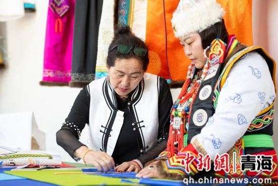 图为达红娟传授刺绣手法。海西茫崖市烟草专卖局供图