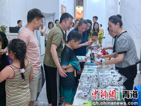 图为文旅推介专区吸引观众驻足。 西宁市委宣传部供图 图为文旅推介专区吸引观众驻足。 西宁市委宣传部供图