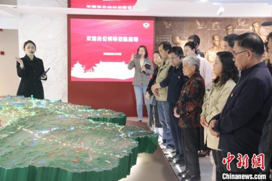 图为工作人员为参观人员讲解展馆沙盘。陈宗淇 摄 图为工作人员为参观人员讲解展馆沙盘。陈宗淇 摄