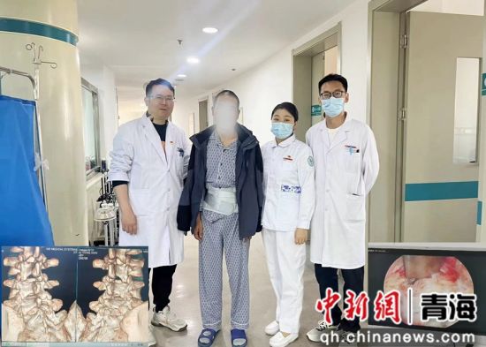 图为治疗团队跟患者合影。上海援青团队 供图