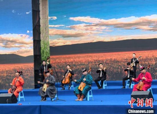图为青海鄂格希格文化艺术团表演器乐演奏《蒙古战马》。　　　祁增蓓摄