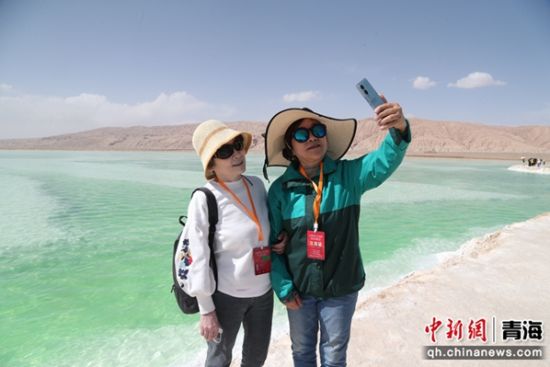 保菊英(左)与朋友在翡翠湖合影。 张忠苹 摄 保菊英(左)与朋友在翡翠湖合影。 张忠苹 摄