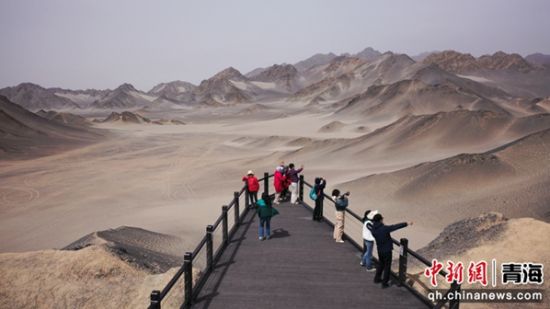 “银发专列”的游客在黑独山景区观赏风景。 张忠苹 摄 “银发专列”的游客在黑独山景区观赏风景。 张忠苹 摄