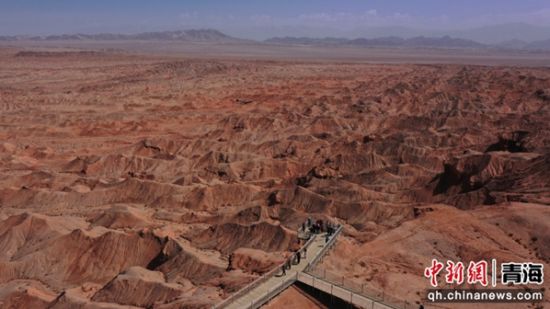 “银发专列”的游客在红崖火星地貌景区欣赏风景。 张忠苹 摄 “银发专列”的游客在红崖火星地貌景区欣赏风景。 张忠苹 摄