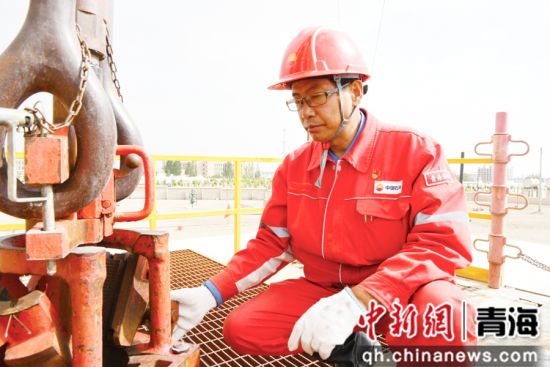 图为吴正银在工作。青海油田供图 图为吴正银在工作。青海油田供图