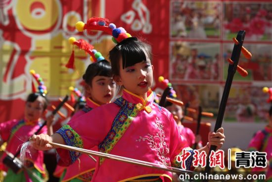 图为舞蹈《二胡声声》。 张忠苹 摄 图为舞蹈《二胡声声》。 张忠苹 摄