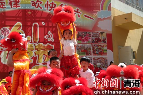 图为舞蹈《狮舞欢腾庆六一》。 张忠苹 摄 图为舞蹈《狮舞欢腾庆六一》。 张忠苹 摄