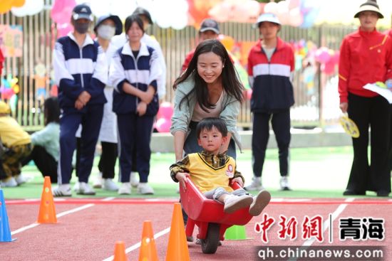图为亲子比赛中。 张忠苹 摄 图为亲子比赛中。 张忠苹 摄
