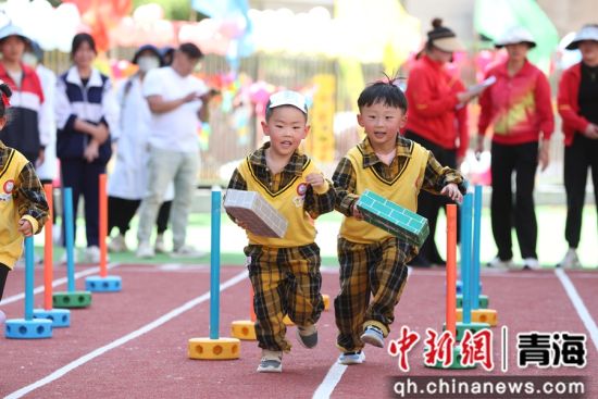 图为小朋友参加比赛。 张忠苹 摄 图为小朋友参加比赛。 张忠苹 摄