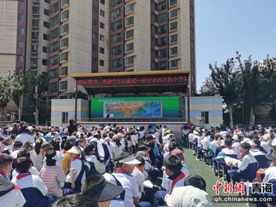 图为九三学社青海省委科普工作专家库专家齐新章为西关街小学师生进行科普讲座。九三学社青海省委供图