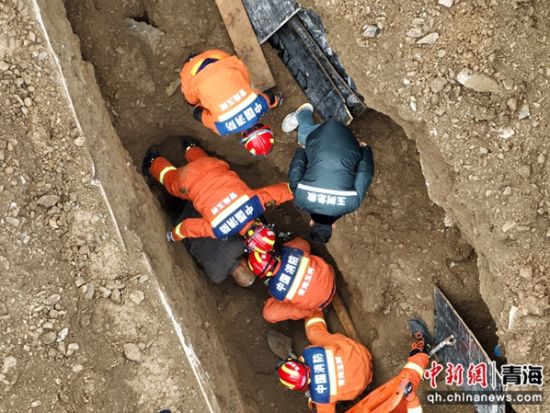 图为救援人员营救被困者。 青海省消防救援总队供图 图为救援人员营救被困者。 青海省消防救援总队供图
