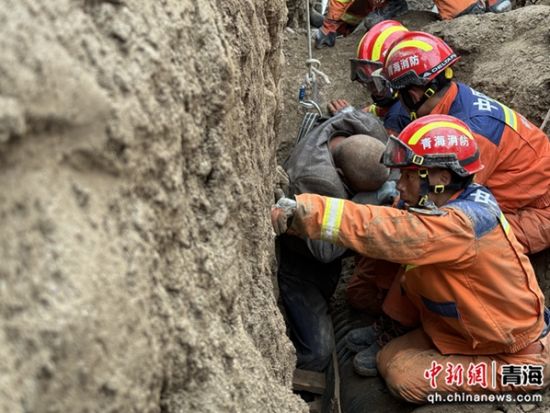 图为救援人员营救被困者。 青海省消防救援总队供图 图为救援人员营救被困者。 青海省消防救援总队供图
