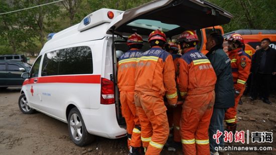 图为被困者获救后送往医院接受进一步救治。 青海省消防救援总队供图 图为被困者获救后送往医院接受进一步救治。 青海省消防救援总队供图
