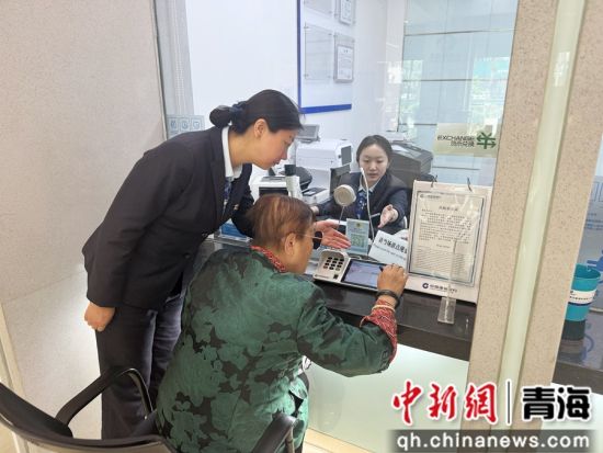 资料图为建行青海电力支行工作人员将老人领至柜面进一步沟通。 建行青海省分行供图 资料图为建行青海电力支行工作人员将老人领至柜面进一步沟通。 建行青海省分行供图
