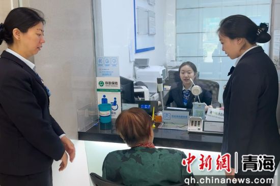 资料图为建行青海电力支行工作人员正在劝解老人以防上当受骗。 建行青海省分行供图 资料图为建行青海电力支行工作人员正在劝解老人以防上当受骗。 建行青海省分行供图