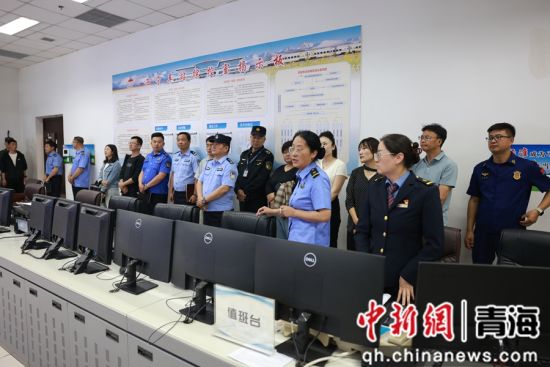 图为相关负责人实地观摩西宁车站工作场地。 张炜摄 图为相关负责人实地观摩西宁车站工作场地。 张炜摄