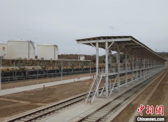 资料图为航拍青藏高原首条航油铁路运输通道。(无人机照片) 陆芸摄 资料图为航拍青藏高原首条航油铁路运输通道。(无人机照片) 陆芸摄