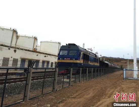 资料图为航拍青藏高原首条航油铁路运输通道建成,并开展为期半月的集中消缺作业。(无人机照片) 陆芸摄 资料图为航拍青藏高原首条航油铁路运输通道建成,并开展为期半月的集中消缺作业。(无人机照片) 陆芸摄