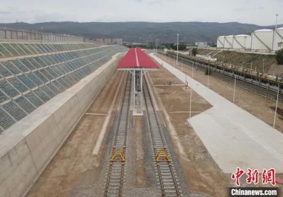 资料图为航拍青藏高原首条航油铁路运输通道。(无人机照片) 陆芸摄 资料图为航拍青藏高原首条航油铁路运输通道。(无人机照片) 陆芸摄