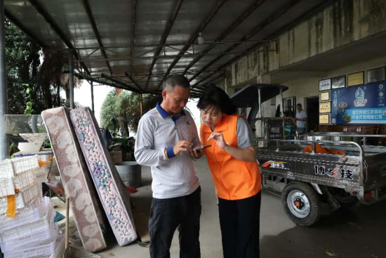 平安产险湛江中心支公司理赔员指导养殖户完成线上核损。 平安产险湛江中心支公司理赔员指导养殖户完成线上核损。