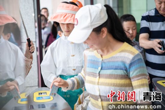 图为建行西宁城东支行举办“社保卡的穿越之旅”主题宣传活动现场。 建行青海省分行供图 图为建行西宁城东支行举办“社保卡的穿越之旅”主题宣传活动现场。 建行青海省分行供图