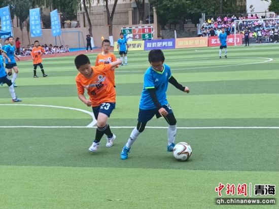 图为小运动员激烈角逐。李隽 摄