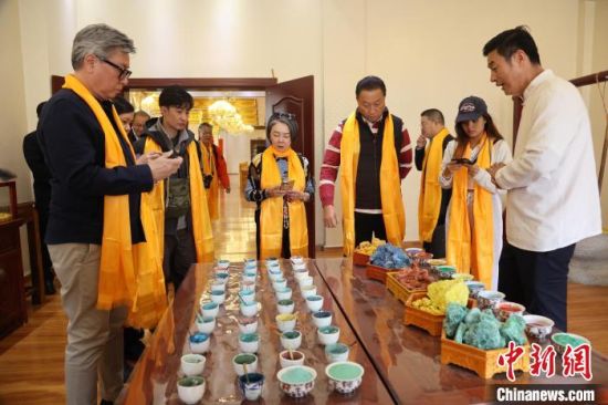 图为香港媒体代表团了解用于唐卡绘制的颜料。张海雯摄 图为香港媒体代表团了解用于唐卡绘制的颜料。张海雯摄