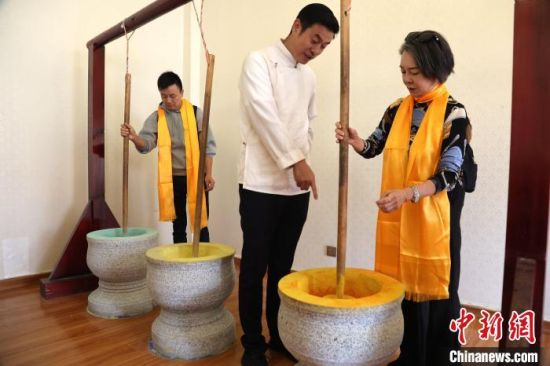 图为香港媒体代表团了解唐卡绘画颜料研磨。张海雯摄 图为香港媒体代表团了解唐卡绘画颜料研磨。张海雯摄