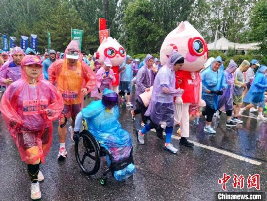 图为参赛选手在雨中奋力拼搏。李隽 摄