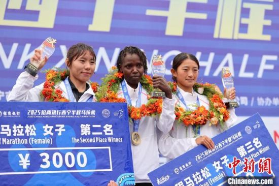 图为女子组颁奖现场。薛蒂 摄