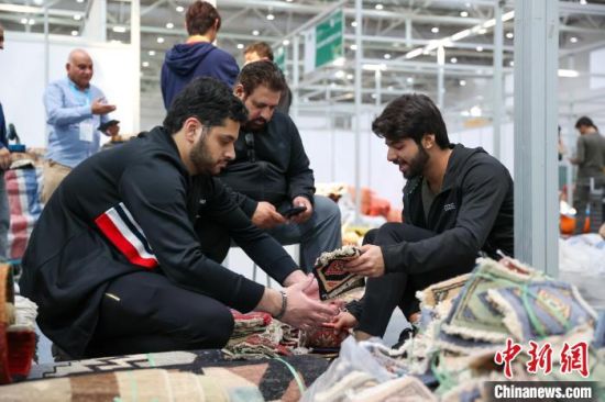 资料图为与会嘉宾参观展馆。薛蒂 摄