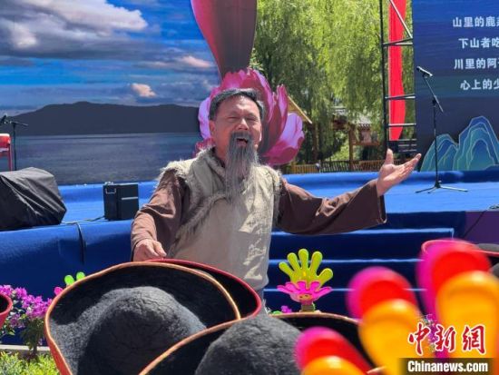 图为“花儿”歌手在舞台下与观众互动。陈宗淇 摄