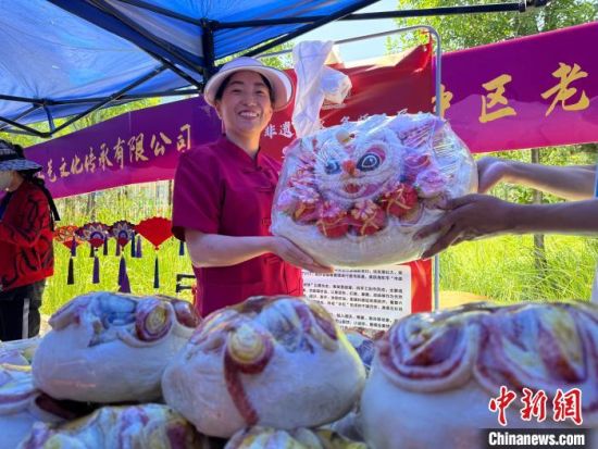 图为农特产品展销区，工作人员展示青海大月饼。陈宗淇 摄