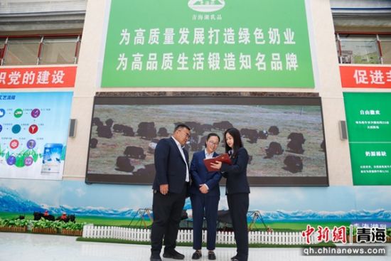 图为农行工作人员进企业宣讲金融政策。马铭言 摄 图为农行工作人员进企业宣讲金融政策。马铭言 摄