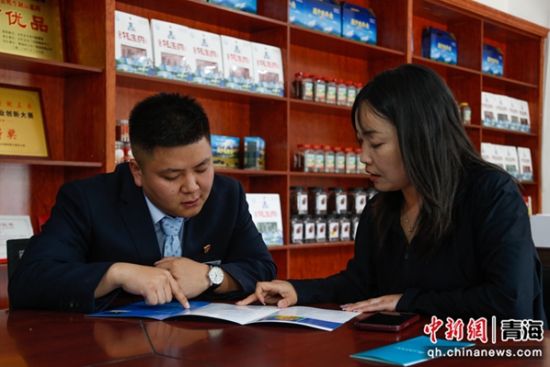 图为农行工作人员为企业负责人宣讲金融政策。马铭言 摄 图为农行工作人员为企业负责人宣讲金融政策。马铭言 摄