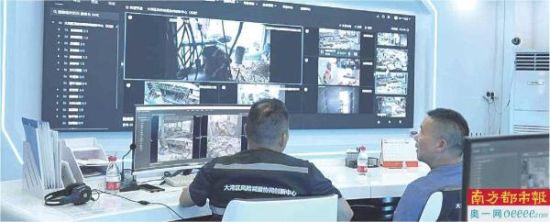在大湾区风险减量协同创新中心,工作人员正浏览着各种画面和数据。 在大湾区风险减量协同创新中心,工作人员正浏览着各种画面和数据。