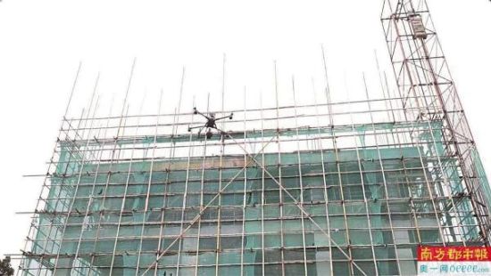 搭载激光雷达的专业无人机腾空对一栋施工建筑360度测绘扫描。 搭载激光雷达的专业无人机腾空对一栋施工建筑360度测绘扫描。