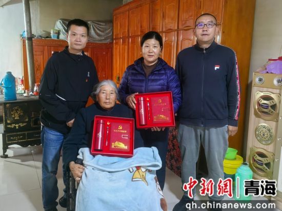 图为走访慰问党员。李武供图