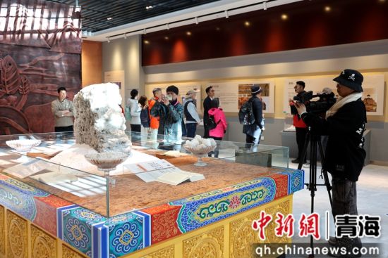 图为香港媒体记者在茶卡盐湖文化馆拍摄素材。张海雯摄