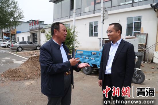 农行乌兰县支行行长为茶卡镇村民讲解金融服务知识。张忠苹 摄 农行乌兰县支行行长为茶卡镇村民讲解金融服务知识。张忠苹 摄