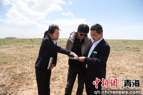 图为农行工作人员为星海讲解金融政策。张忠苹 摄 图为农行工作人员为星海讲解金融政策。张忠苹 摄