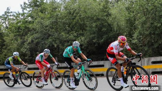 图为车手们骑行爬坡。马铭言 摄 图为车手们骑行爬坡。马铭言 摄