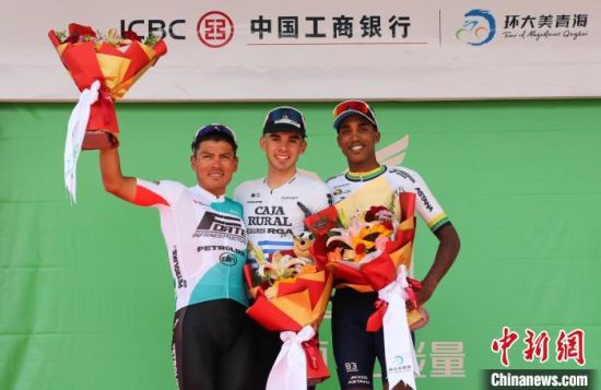 赛段前三名合影留念。 马铭言 摄 赛段前三名合影留念。 马铭言 摄