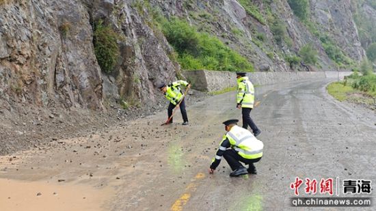 图为省交通执法海东干线支队工作人员在涉赛路段清理路面。祁和玲 摄